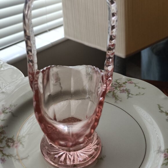 Vintage Westmoreland pink depression glass basket with ruffled edge 7" - Picture 2 of 6